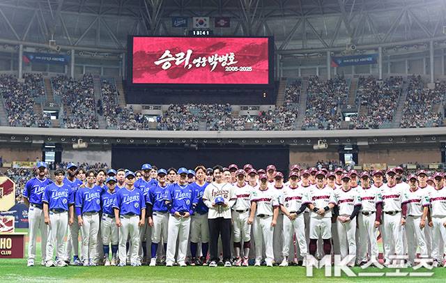 26일 오후 서울 고척스카이돔에서 ‘2026 신한 SOL KBO 리그’ 삼성 라이온즈와 키움 히어로즈 경기가 열렸다. 경기에 앞서 진행된 키움 박병호 코치 은퇴식에서 양팀 선수들이 그라운드에 나와 기념 촬영을 하고 있다. 사진(고척 서울)=김영구 기자