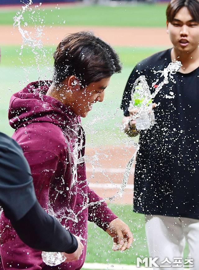 26일 오후 서울 고척스카이돔에서 ‘2026 신한 SOL KBO 리그’ 삼성 라이온즈와 키움 히어로즈 경기에서 키움이 선발 박준현의 5이닝 무실점 호투와 오선진의 결승타에 힘입어 2-0 승리를 거뒀다. 이날 승리로 키움은 시즌 첫 스윕을, 반면 삼성은 7연패에 빠졌다. 이날 1군 데뷔전에서 데뷔승을 거둔 키움 박준현이 동료들로 부터 물세례를 받고 있다. 사진(고척 서울)=김영구 기자
