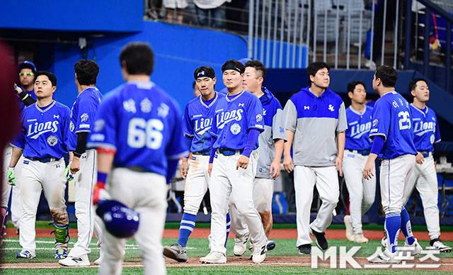 26일 오후 서울 고척스카이돔에서 ‘2026 신한 SOL KBO 리그’ 삼성 라이온즈와 키움 히어로즈 경기에서 키움이 선발 박준현의 5이닝 무실점 호투와 오선진의 결승타에 힘입어 2-0 승리를 거뒀다. 이날 승리로 키움은 시즌 첫 스윕을, 반면 삼성은 7연패에 빠졌다. 이날 패하면서 7연패 수렁에 빠진 삼성 선수들이 팬들에게 인사를 한 후 그라운드를 빠져 나가고 있다. 사진(고척 서울)=김영구 기자