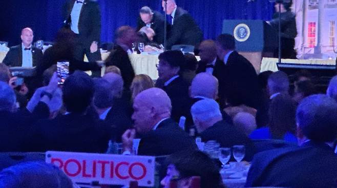 도널드 트럼프 미국 대통령이 25일(현지시간) 참석한 백악관 출입기자단 만찬 행사 도중 총성으로 추정되는 폭음이 발생해 긴급 대피했다. /AP=뉴시스