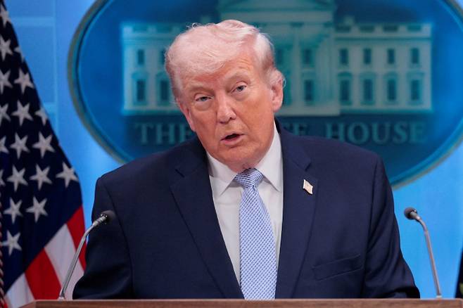 도널드 트럼프 미국 대통령이 백악관 출입기자단 만찬 행사 도중 발생한 총격 사건으로 긴급 대피한 이후 직접 기자회견에 나서 사건 경위를 설명하고 국민 통합 메시지를 내놨다. 도널드 트럼프은 이번 사건을 단독 범행으로 추정하면서도 정치적 갈등의 평화적 해소를 강조했다. 사진은 트럼프 미국 대통령이 워싱턴DC 백악관에서 기자회견 하는 모습. /사진=로이터=뉴스1