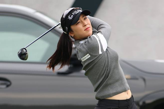 윤이나가 미국여자프로골프(LPGA) 투어 시즌 첫 메이저 대회에서 톱5를 유지하며 상승 흐름을 이어갔다. 사진은 지난해 전남 해남 파인비치 골프링크스에서 열린 BMW 레이디스 챔피언십 2025 파이널라운드에서 윤이나가 1번 홀 티샷을 치는 모습. /사진=뉴시스
