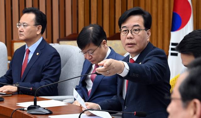 송언석(오른쪽)국민의힘 원내대표가 21일 오전 국회에서 열린 원내대책회의에서 발언하고 있다. 2026.4.21. 곽성호기자