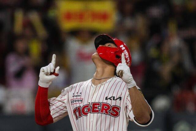 KIA 타이거즈 김도영이 24일 광주 KIA챔피언스필드에서 열린 롯데 자이언츠와의 홈 경기서 홈런을 치고 홈을 밟고 있다./KIA 타이거즈 제공