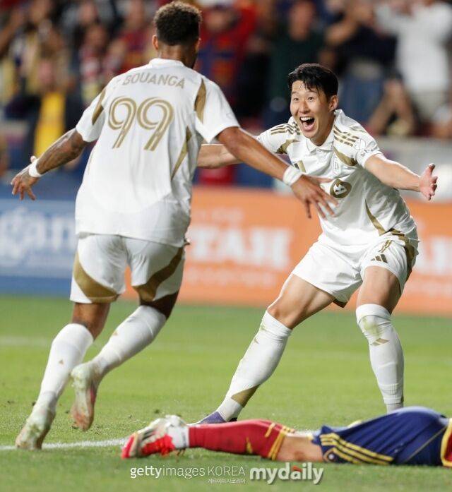 손흥민과 부앙가가 2025년 9월 열린 레알솔트레이크시티와의 2025시즌 MLS 원정 경기에서 환호하고 있다./게티이미지코리아