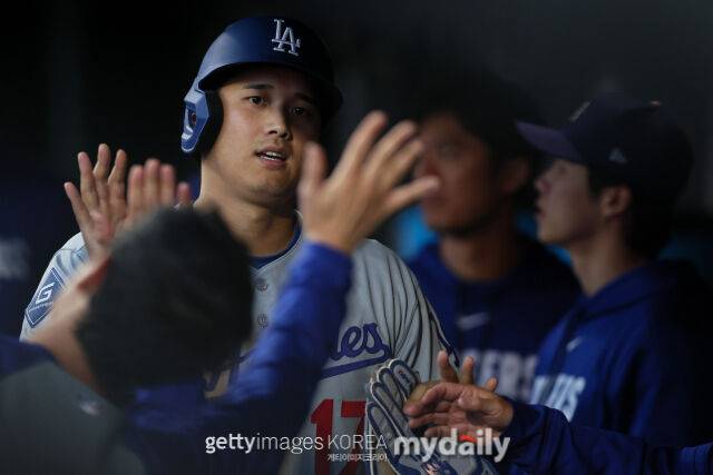 더그아웃으로 들어와 동료들과 하이파이브하는 오타니./게티이미지코리아