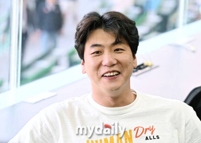 24일 오후 인천 SSG랜더스필드에서 진행된 '2026 프로야구 KBO리그' SSG랜더스와 KT위즈의 경기. SSG 김광현이 경기전 인터뷰를 갖고 있다./인천 = 송일섭 기자