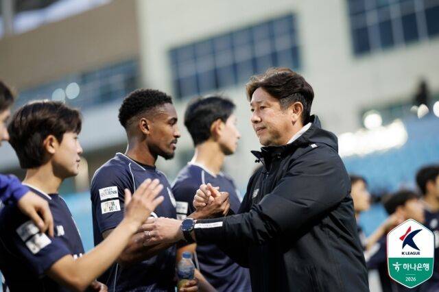 서울 이랜드가 26일 목동종합운동장에서 화성FC와 9라운드 홈 경기를 치른다. 김도균 서울 이랜드 감독이 지난달 29일 대구iM뱅크PARK에서 열린 대구FC와의 원정 경기에서 3-1로 승리한 뒤 선수단과 악수를 나누고 있다./프로축구연맹 제공