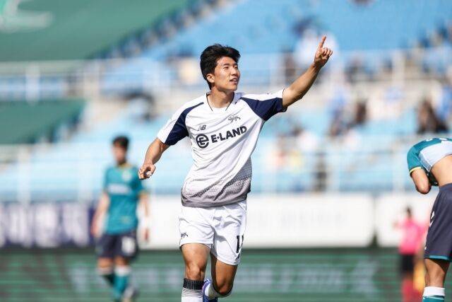 서울 이랜드가 26일 목동종합운동장에서 화성FC와 9라운드 홈 경기를 치른다. 서울 이랜드 변경준이 지난 19일 안산와스타디움에서 열린 안산 그리너스와의 원정 경기에서 추가골을 넣고 세레머니를 하고 있다./서울 이랜드 제공