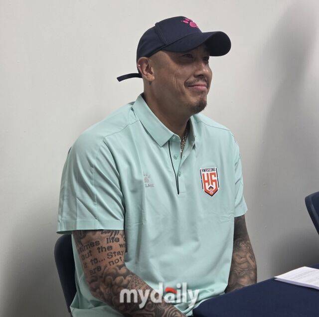 화성FC는 26일 목동종합운동장에서 서울 이랜드와 원정 경기를 치른다. 차두리 화성 감독이 경기 전 인터뷰를 하고 있다./목동종합운동장=노찬혁 기자