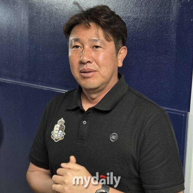 서울 이랜드가 26일 목동종합운동장에서 화성FC와 홈 경기를 치른다. 김도균 서울 이랜드 감독이 경기 전 인터뷰에 임하고 있다./목동종합운동장=노찬혁 기자