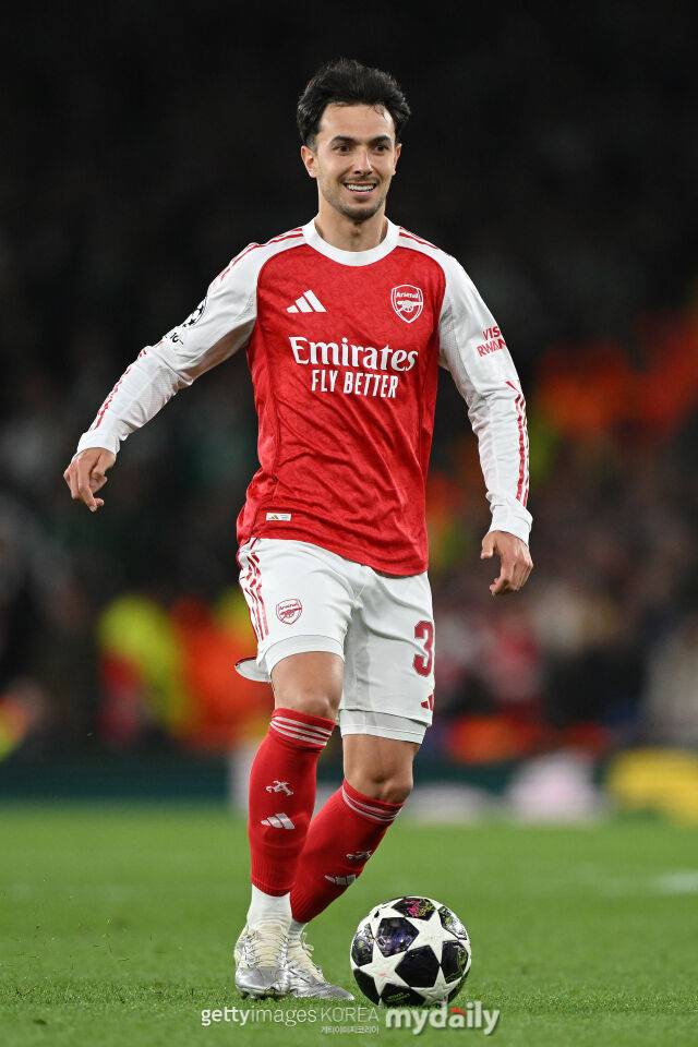 아스널 마르틴 수비멘디가 16일 영국 런던의 에미레이츠 스타디움에서 열린 2025-26시즌 유럽축구연맹 챔피언스리그 8강 2차전 스포르팅전에서 드리블하고 있다. /게티이미지코리아