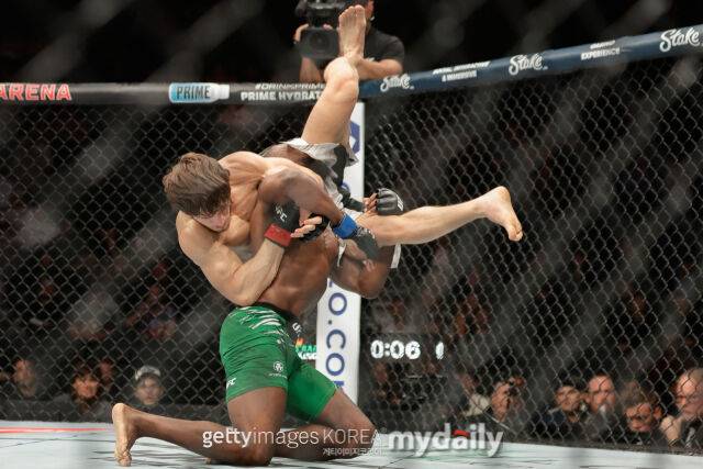 UFC 前 챔피언의 저력! 스털링, 잘랄에게 완승→노련미로 경기 지배하며 5R 심판전원일치 판정승