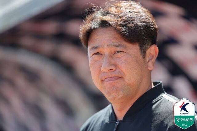 서울 이랜드가 26일 목동종합운동장에서 열린 화성FC와 9라운드 홈 경기에서 1-2로 패배했다. 김도균 서울 이랜드 감독이 경기를 지켜보고 있다./프로축구연맹 제공