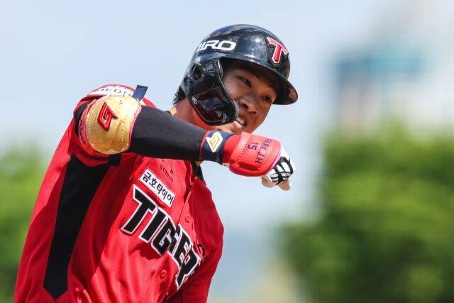 KIA 타이거즈 박재현이 26일 광주 KIA챔피언스필드에서 열린 롯데 자이언츠와의 홈 경기서 1회말 리드오프 홈런을 친 뒤 기쁨을 숨기지 못하고 있다./KIA 타이거즈 제공