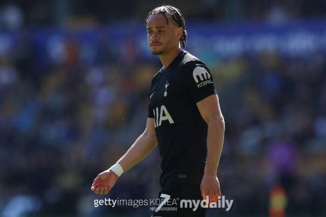 토트넘 홋스퍼가 25일 울버햄튼과 원정 경기에서 1-0으로 승리하며 2026년 첫 승을 신고했다. 경기에 출전한 사비 시몬스./게티이미지코리아