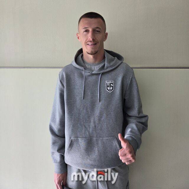 화성FC가 26일 목동종합운동장에서 열린 서울 이랜드와 9라운드 원정 경기에서 2-1로 승리했다. 믹스트존 인터뷰를 마친 플라나./목동종합운동장=노찬혁 기자