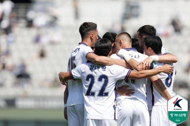 화성FC가 26일 목동종합운동장에서 열린 서울 이랜드와 9라운드 원정 경기에서 2-1로 승리했다. 골을 넣은 뒤 기뻐하고 있는 화성 선수단./프로축구연맹 제공