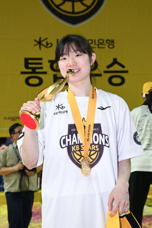 청주 KB국민은행 스타즈 허예은이 챔피언결정전 MVP 트로피를 들고 있다. /WKBL 제공