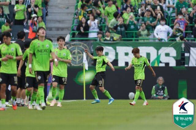 전북 현대가 26일 전주월드컵경기장에서 열린 포항 스틸러스와의 10라운드 홈 경기에서 3-2로 승리했다. 강상윤(13번)이 골을 넣은 뒤 세레머니를 펼치고 있다./프로축구연맹 제공