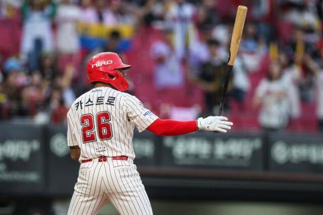 KIA 타이거즈 헤럴드 카스트로가 24일 광주 KIA챔피언스필드에서 열린 롯데 자이언츠와의 홈 경기서 타격하고 있다./KIA 타이거즈 제공