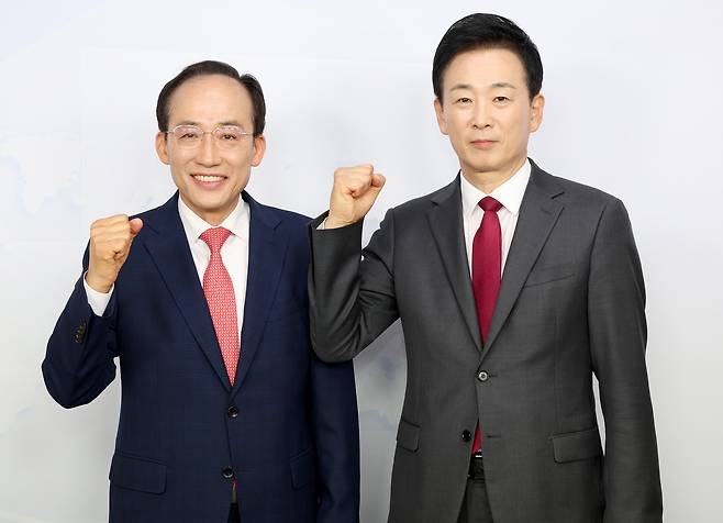 19일 대구 중구 매일신문사 스튜디오에서 열린 ‘제9회 전국동시지방선거 국민의힘 대구광역시장 경선 비전토론회’에서 추경호(왼쪽) 후보와 유영하 후보가 토론회 시작에 앞서 기념촬영을 하고 있다. [연합]