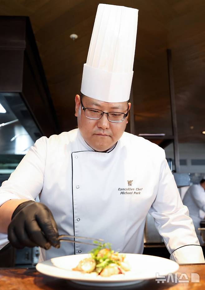 [서울=뉴시스] 최진석 기자 = 박영진 JW 메리어트 동대문 총주방장이 16일 서울 종로구 JW 메리어트 동대문 스퀘어에서 요리를 하고 있다. 2026.04. myjs@newsis.com