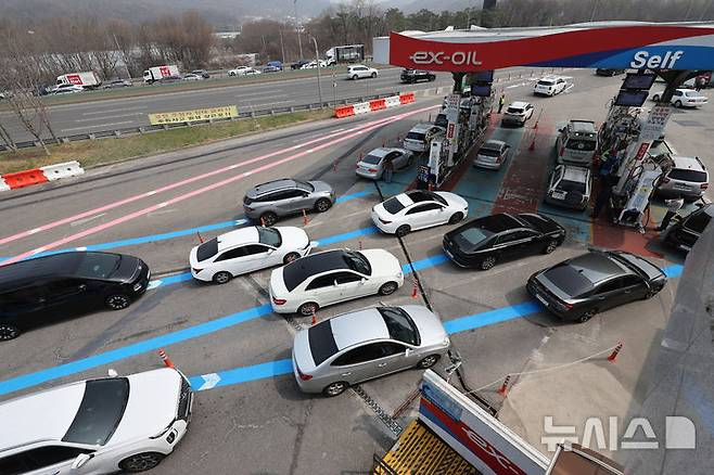[서울=뉴시스] 황준선 기자 = 2차 석유 최고 가격제 시행 첫날인 지난달 27일 유가가 저렴한 서울 서초구 만남의 광장 주유소에 주유를 하려는 차량들이 대기하고 있다. 2026.03.27. hwang@newsis.com