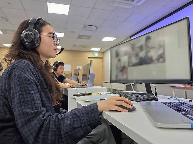 [서울=뉴시스] 지난 18일 경기도 수원시 삼성전자 인재개발원에서 삼성전자 감독관이 삼성직무적성검사(GSAT) 응시자를 대상으로 예비 소집을 진행하는 모습. (사진=삼성전자 제공) photo@newsis.com *재판매 및 DB 금지