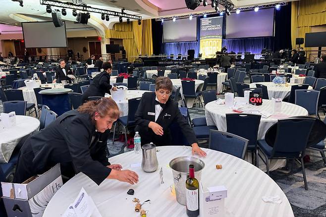 [워싱턴=AP/뉴시스] 25일(현지 시간) 미국 워싱턴의 힐튼 호텔에서 도널드 트럼프 미국 대통령 내외 등이 참석한 '백악관 출입기자단 연례 만찬'(WHCD)장에서 총격이 발생한 후 직원들이 어수선해진 현장을 정리하고 있다. 트럼프 대통령 내외와 JD 밴스 부통령 등은 안전하게 피신했고, 용의자는 체포된 것으로 알려졌다. 2026.04.26.