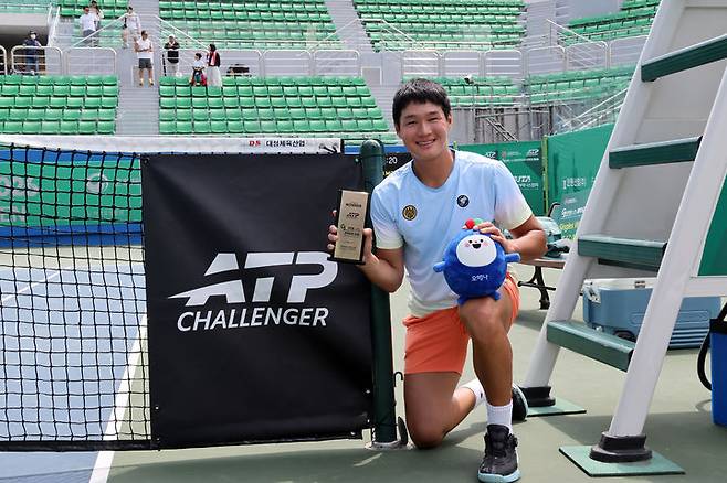 [서울=뉴시스] 남자프로테니스(ATP) 광주오픈 챌린저 단식에서 우승한 권순우. (사진 = 대한테니스협회 제공) *재판매 및 DB 금지