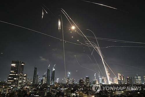 텔이비브에서 발사된 아이언돔 요격 미사일의 궤적. 기사 내용과 직접 관련 없음 [연합뉴스 제공]
