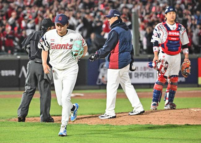 [OSEN=부산, 이석우 기자] 4일 부산 사직야구장에서 2026 신한 SOL KBO 리그 롯데 자이언츠와 SSG 랜더스의 경기가 열렸다. 홈팀 롯데는 비슬리가, 방문팀 SSG는 김건우가 선발 출전했다.롯데 자이언츠 정철원이 7회초 역전을 허용한 후 교체되고 있다. 2026.04.04 / foto0307@osen.co.kr