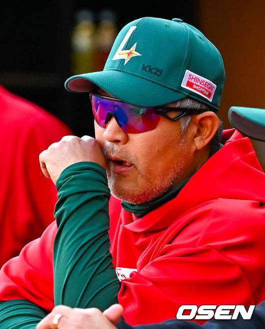 [OSEN=인천, 민경훈 기자] 25일 오후 인천 SSG랜더스필드에서 ‘2026 신한 SOL Bank KBO리그' SSG 랜더스와 KT 위즈의 경기가 진행됐다. SSG 이숭용 감독이 덕아웃에서 생각에 잠겨 있다. 2026.04.25 / rumi@osen.co.kr