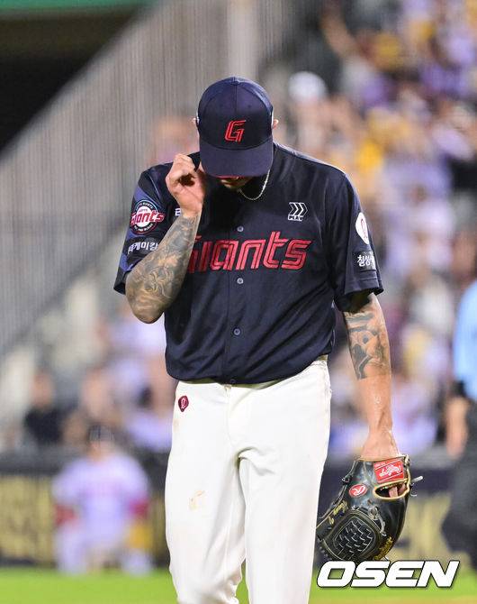 [OSEN=잠실, 박준형 기자] 5회말 1사 2,3루 LG 문성주에게 2타점 적시타를 허용한 롯데 선발투수 벨라스케즈가 아쉬워하고 있다. 2025.08.19 / soul1014@osen.co.kr