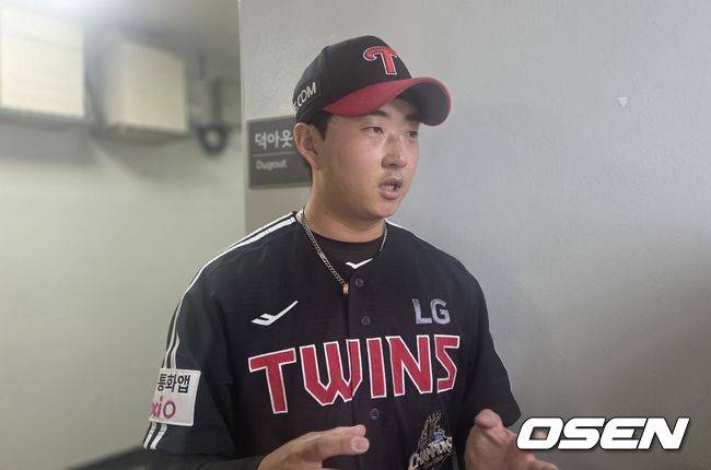 [OSEN=잠실, 한용섭 기자] 프로야구 LG 트윈스 투수 김진수가 25일 잠실구장에서 열린 두산 베어스와 경기에서 2이닝 1피안타 2탈삼진 무실점으로 프로 데뷔 6년 만에 감격의 첫 승을 기록했다.&nbsp;김진수가 경기 후 데뷔 첫 승 소감을 말하고 있다./orange@osen.co.kr