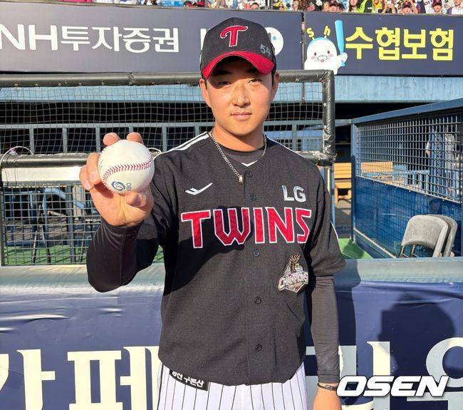 프로야구 LG 트윈스 투수 김진수가 25일 잠실구장에서 프로 데뷔 6년 만에 감격의 첫 승을 기록하고 승리 기념구를 들고 있다. / LG 트윈스 제공
