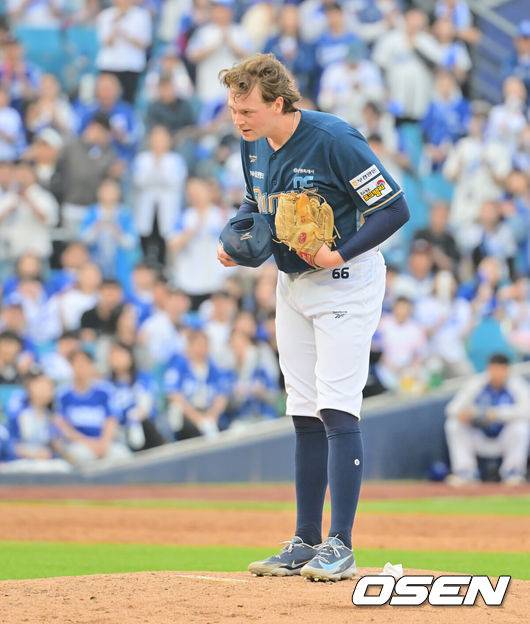 [OSEN=대구, 이석우 기자] 11일 대구삼성라이온즈파크에서 2026 신한 SOL KBO 리그 삼성 라이온즈와 NC 다이노스의 경기가 열렸다. 홈팀 삼성은 오러클린이, 방문팀 NC는 테일러가 선발 출전했다. NC 다이노스 테일러가 2회말 1사 만루 삼성 라이온즈 박승규에게 몸에 맞는 볼을 던지고 사과 인사를 하고 있다. 2026.04.11 / foto0307@osen.co.kr