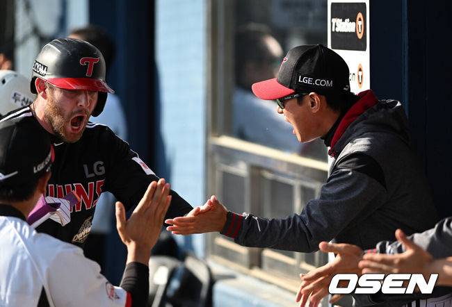 [OSEN=잠실, 이대선 기자] 25일 서울 잠실야구장에서 2026 신한 SOL KBO리그 두산 베어스와 LG 트윈스의 경기가 열렸다.이날 두산은 최민석, LG는 톨허스트를 선발로 내세웠다.9회초 1사 만루에서 LG 염경엽 감독이 오지환의 희생플라이때 홈을 밟은 오스틴과 환호하고 환호하고 있다. 2026.04.25 /sunday@osen.co.kr