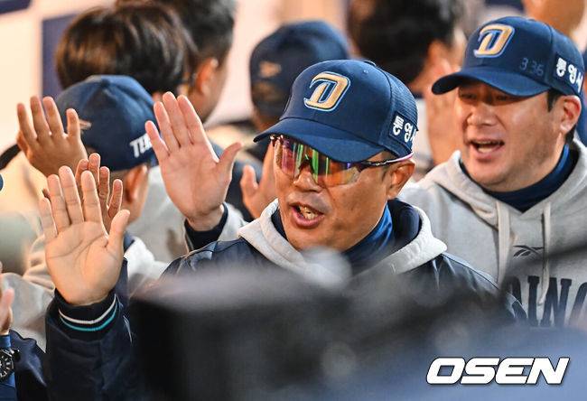 [OSEN=창원, 이석우 기자] 14일 창원NC파크에서 2026 신한 SOL KBO 리그 NC 다이노스와 KT 위즈의 경기가 열렸다. 홈팀 NC는 버하겐이, 방문팀 KT는 고영표가 선발 출전했다. NC 다이노스 이호준 감독이 KT 위즈에 7-4로 승리한 후 하이파이브를 하고 있다. 2026.04.14 / foto0307@osen.co.kr