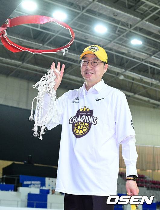 [OSEN=용인, 최규한 기자] 청주 KB스타즈가 4년 만에 통합 챔피언 달성에 성공했다.&nbsp;KB스타즈는 26일 용인체육관에서 개최된 BNK금융 2025-26 여자프로농구 챔피언결정전 3차전에서 용인 삼성생명을 80-65로 꺾고 3연승을 달렸다. 정규리그 챔피언 KB스타즈는 플레이오프 퍼펙트 6연승으로 통합 우승에 성공했다. KB스타즈는 구단통산 세 번째 통합우승 달성에 성공했다.&nbsp;김완수 감독이 림 그물을 자르는 세리머니를 펼치고 있다. 2026.04.26 / dreamer@osen.co.kr