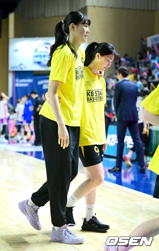 [OSEN=용인, 최규한 기자] 26일 오후 경기도 용인실내체육관에서 ‘BNK금융 2025-2026 여자프로농구’ 챔피언결정 3차전 삼성생명과 KB스타즈의 경기가 열렸다.KB는 통합우승까지 단 1승만을 남겨뒀다. 벼랑 끝에 선 삼성생명은 홈에서 반격을 노린다.경기를 앞두고 KB 박지수가 동료들과 파이팅을 외친 뒤 벤치로 향하고 있다. 2026.04.26 / dreamer@osen.co.kr