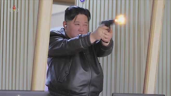 김정은 북한 국무위원장이 신형 권총으로 사격을 하고 있다.&nbsp;사진=조선중앙TV 캡처
