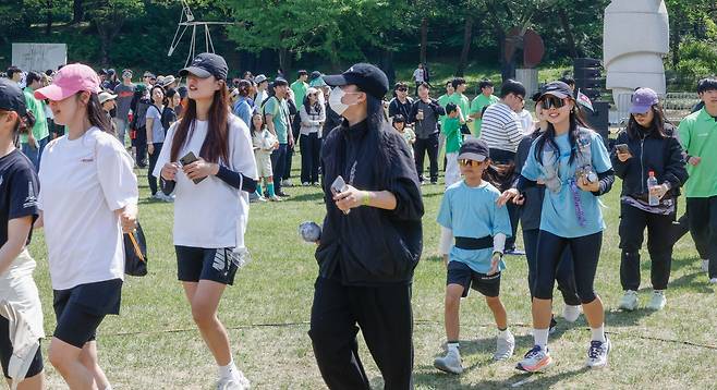 26일 서울 송파구 올림픽공원에서 열린 2026년 스포츠 주간 맞이 '땀송송 운동해봄제'에서 시민들이 '킹키와 함께 뛰는 응원봉런'을 즐기고 있다.