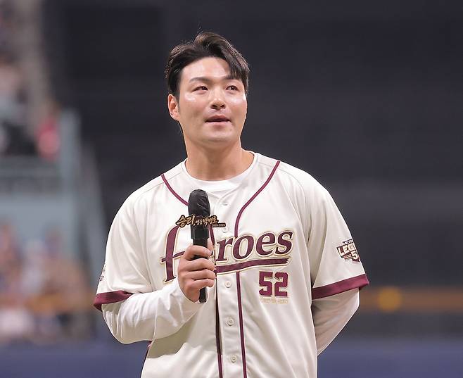 박병호 키움 히어로즈 코치가 26일 서울 고척스카이돔에서 프로야구 삼성 라이온즈와의 홈경기에 앞서 열린 은퇴식에 참석해 은퇴 소감을 밝히고 있다. 연합뉴스