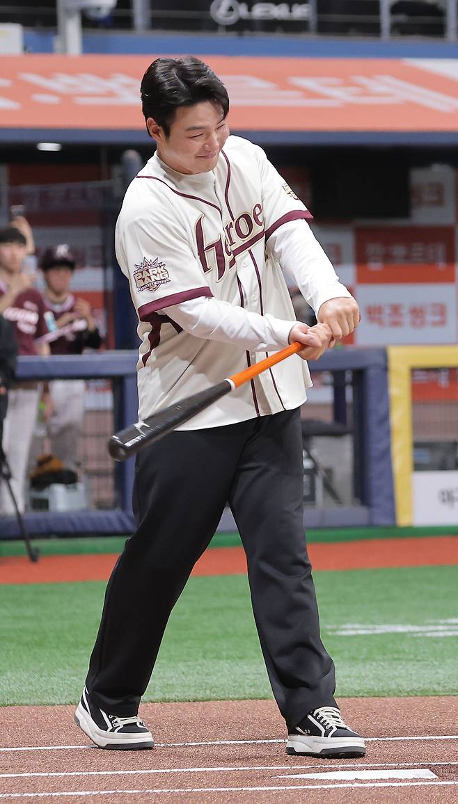 은퇴식을 치른 박병호 키움 히어로즈 코치가 26일 서울 고척스카이돔에서 열린 KBO 프로야구 삼성 라이온즈와 키움 히어로즈의 경기에서 시타를 하고 있다. 연합뉴스