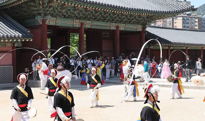 26일 서울 종로구 창덕궁에서 관람객들이 지켜보는 가운데 길놀이 행사가 열리고 있다. 국가유산청 궁능유적본부는 국가유산청 산하 국가유산진흥원과 함께 5월 3일까지 서울의 5대궁(경복궁·창덕궁·덕수궁·창경궁·경희궁)과 종묘에서 올해 궁중문화축전을 개최한다.? /2026.04.26 이제원 선임기자