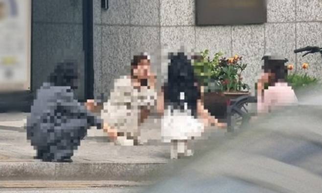 길거리에서 흡연하는 엑셀방송 BJ들. 연합뉴스