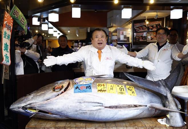 기무라 기요시 스시잔마이 사장이 지난 1월 5일 일본 도쿄 본점에서 5억 1030만엔(약 47억원)에 낙찰받은 243㎏짜리 참다랑어 앞에서 포즈를 취하고 있다. EPA 연합뉴스