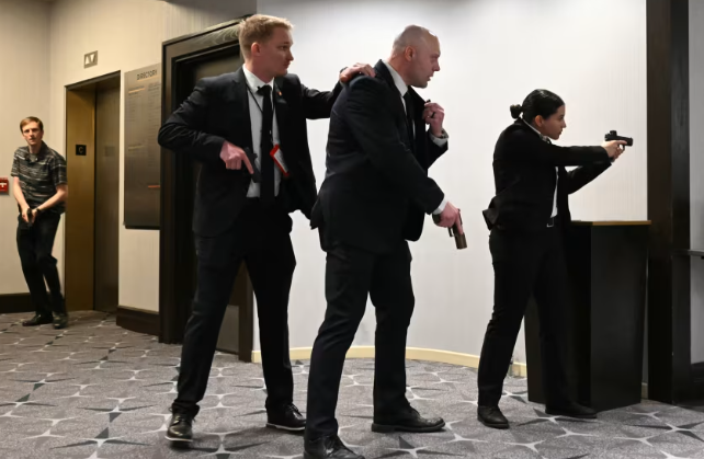 2026년 4월 25일(현지시간) 도널드 트럼프 미국 대통령이 워싱턴 힐튼 호텔에서 열린 백악관 출입기자단 연례 만찬 중 총격 사건이 벌어져 긴급 대피했다. AFP 연합뉴스